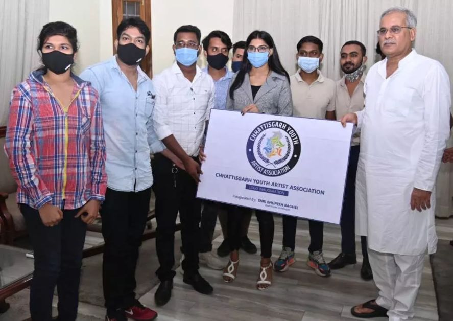 एसोसिएशन का ‘लोगो’ लॉन्च: CM बघेल से छत्तीसगढ़ यूथ आर्टिस्ट एसोसिएशन के प्रतिनिधि मंडल ने की सौजन्य मुलाकात, सीएम बघेल ने दी शुभकामनाएं