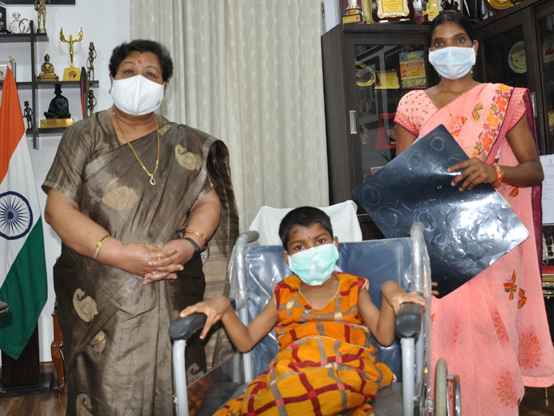 राज्यपाल की पहल से बलरामपुर जिले की दिव्यांग बेटी का रायपुर में होगा इलाज