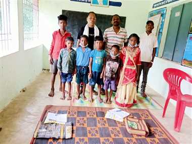 मोहल्ला क्लास लगाने से अच्छा है सरकार स्कूल खोल देतेः ठाकुर
