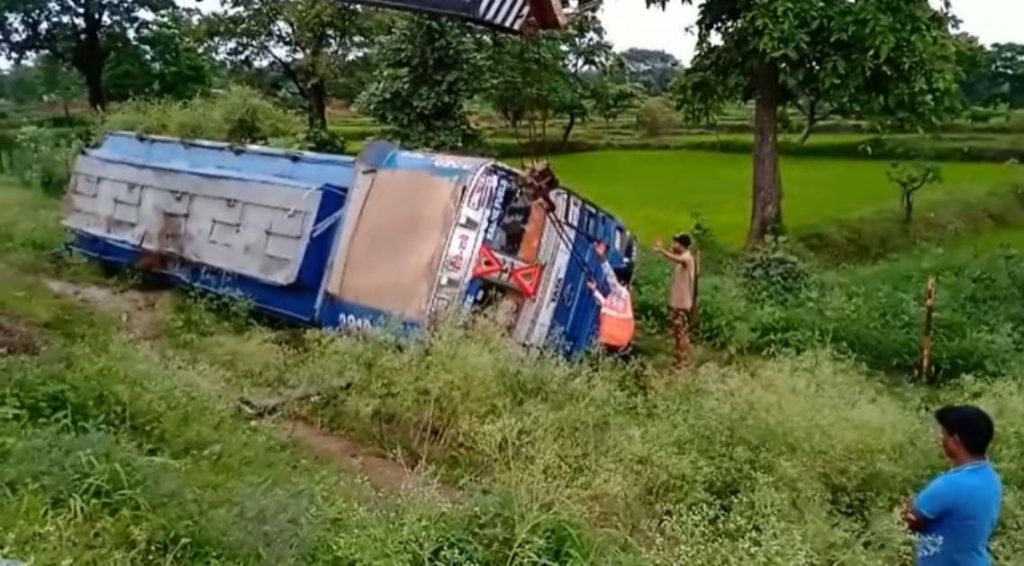 पेट्रोल-डीजल से भरा टैंकर पलटा, ड्राइवर की जुबानी सुनिए हादसे की पूरी कहानी