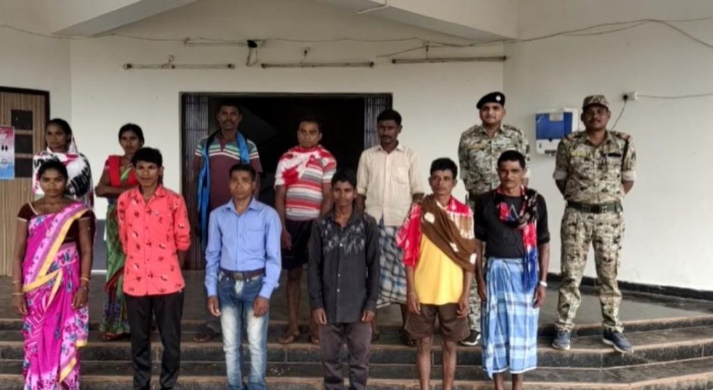 लाल आतंक को बाय-बाय: लोन वर्राटू अभियान के तहत 11 नक्सलियों ने किया सरेंडर, इधर आत्मसमर्पित 40 नक्सलियों का बनाया गया आयुष्मान कार्ड