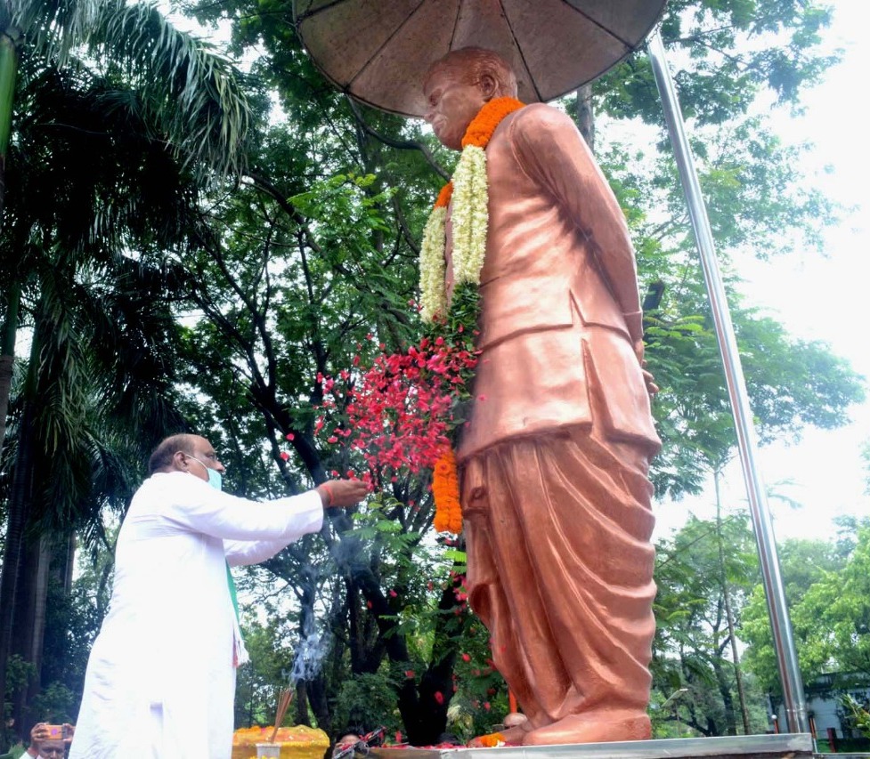 राजस्व मंत्री का जांजगीर-चांपा पहुंचने पर हुआ स्वागत :  जयसिंह अग्रवाल ने जांजगीर-चांपा में महापुरूषों की प्रतिमाओं पर किया माल्यार्पण