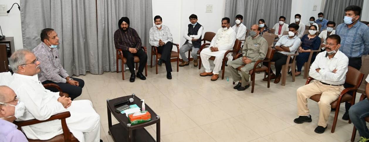 मुख्यमंत्री से मिले चन्दूलाल चन्द्राकर स्मृति मेडिकल कॉलेज के छात्र और पालकगण