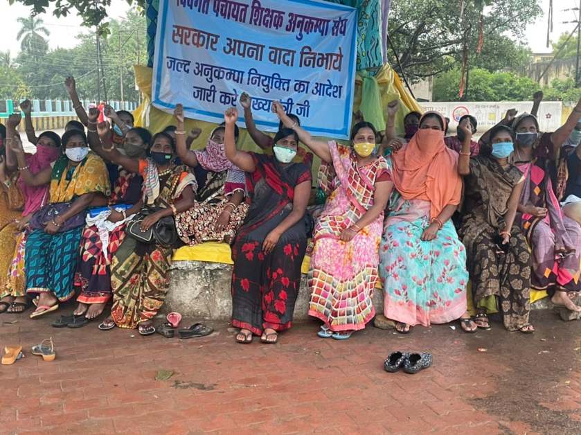पंचायत शिक्षक अनुकंपा नियुक्ति: दर-दर भटक रहीं 1000 परिवार की महिलाएं, कहा- नियुक्ति नहीं, तो धरना स्थल से घर जाएगी लाश