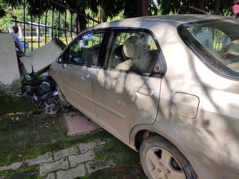 सड़क हादसा: गार्डन की दीवार में जा घुसी तेज रफ्तार कार, दो लड़कियां समेत 4 लोग थे सवार