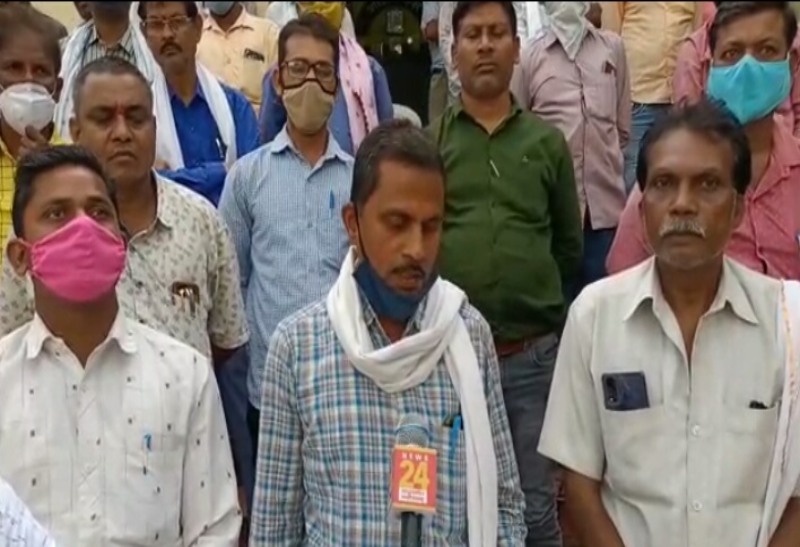 सहकारी समिति कर्मचारी संघ अनिश्चितकालीन हड़ताल पर, गरीब और किसान परेशान, सरकार के सामने रखी ये मांग…
