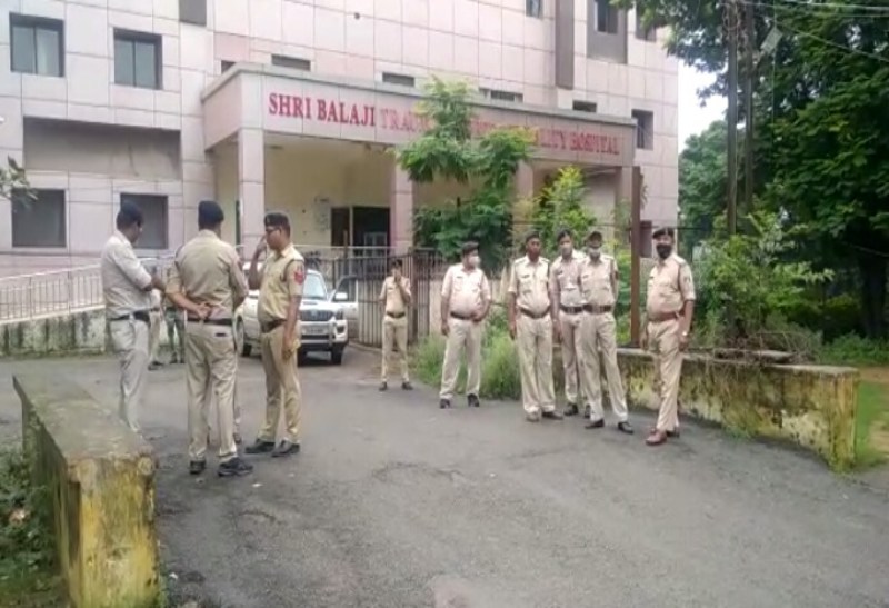 छत्तीसगढ़ : स्थायी वारंटी की इलाज के दौरान मौत, अस्पताल में पुलिस बल तैनात…