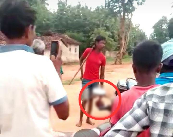 जल्लाद बना पड़ोसी: टंगिया से बुजुर्ग का सिर धड़ से किया अलग, कटा सिर हाथ में लेकर सड़कों पर घूमता रहा हत्यारा