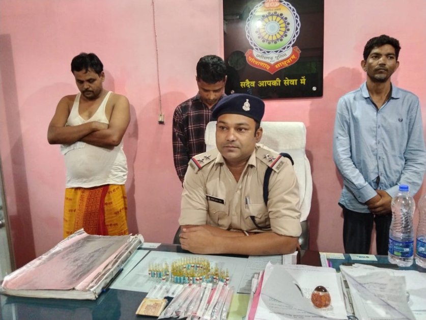 नशे के सौदागरों का भंडाफोड़: नशीली इंजेक्शन बेचते रगें हाथों पकड़े गए तीन आरोपी, इंजेक्शन, सिरिंज, बाइक समेत कैश बरामद