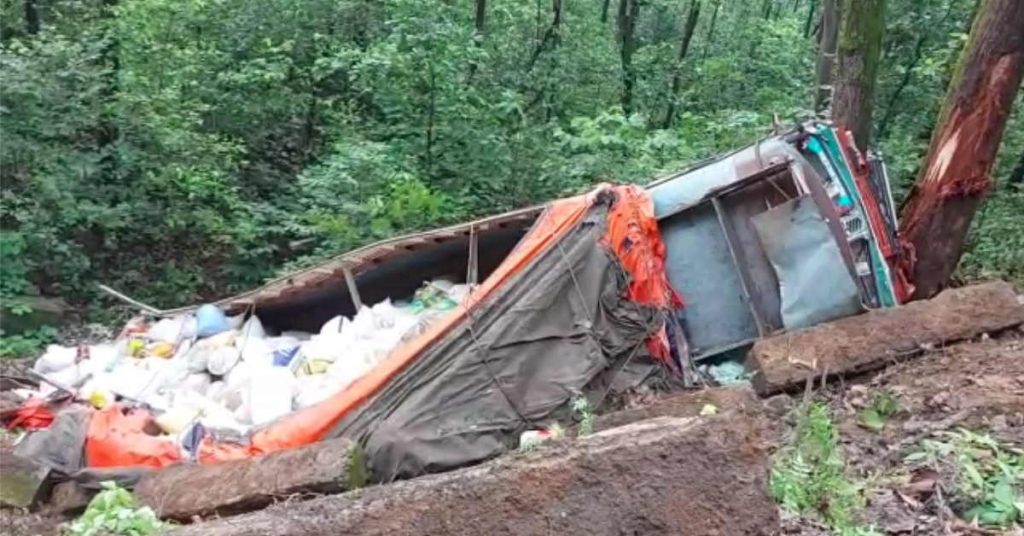 चावल लोड ट्रक अनियंत्रित होकर खाई में गिरी, चालक की मौत, परिचालक गंभीर