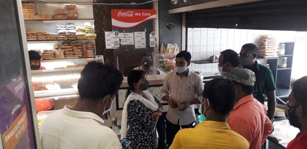 रायपुरः महाराजा होटल में मिली गंदगी, बिना मास्क-ग्लब्स के स्टॉफ कर रहे थे काम… लगा जुर्माना