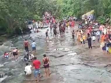 पुलिस ने सुरक्षा की गारंटी दी तो जतमई में जुटी लोगों की भीड़