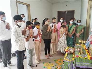स्कूल खुलने के पहले दिन मित्रों से मिलकर खिले बच्चों के चेहरे