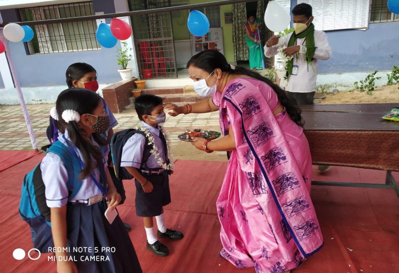 आज से स्कूल चले हम : छत्तीसगढ़ में 10वीं-12वीं के स्कूल खुले, छात्रों का माला पहनाकर किया स्वागत