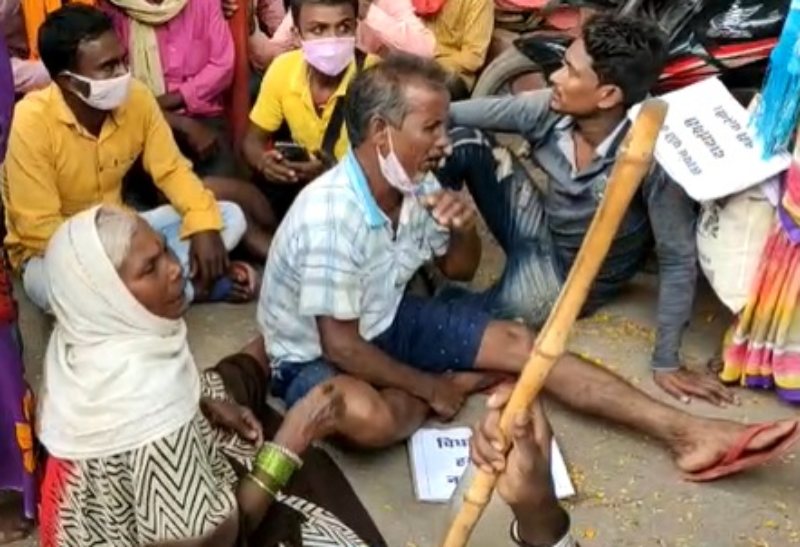 भूमिहीन गरीब किसानों को मंत्री चौबे के बंगले से हटाया, धरना स्थल के लिए किया रवाना, एक की तबीयत बिगड़ी…