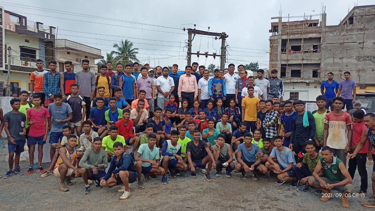 सेना भर्ती की तैयारी कर रहे युवा युक्तियों को पौष्टिक आहार का वित्तरण किया शांति फाउंडेशन ने
