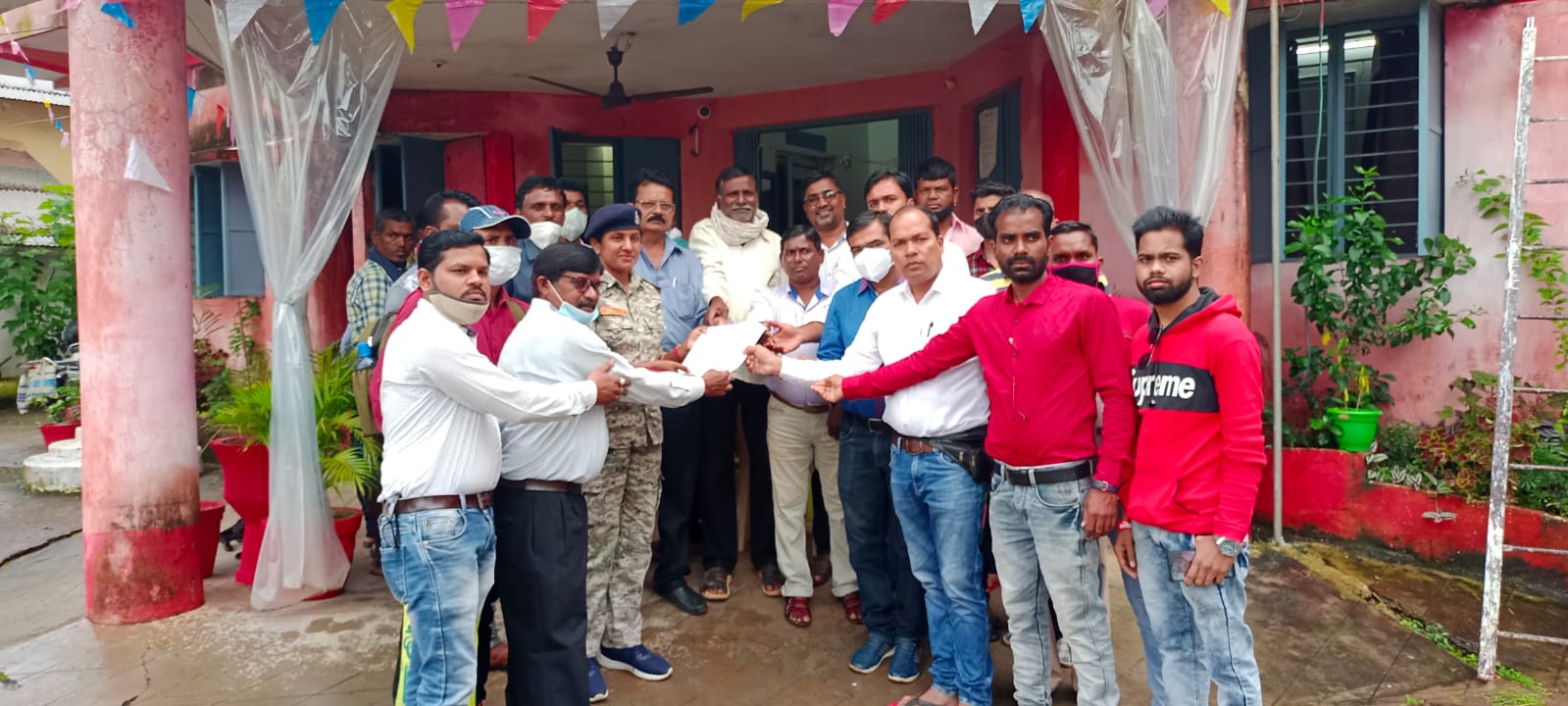 ऐसे संविधान मैं थूकता हूं फेसबुक पर टिप्पणी करने वाले व्यक्ति पर FIR व 9 वीं छात्र सागर टंडन के हत्या अपराधियों फाँसी मांग का ज्ञापन सौंपा