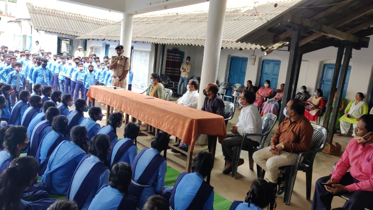 आमचो यातायात चो गोठ जागरूकता अभियान के तहत यातायात पुलिस ने नियमों का सिखाया पाठ