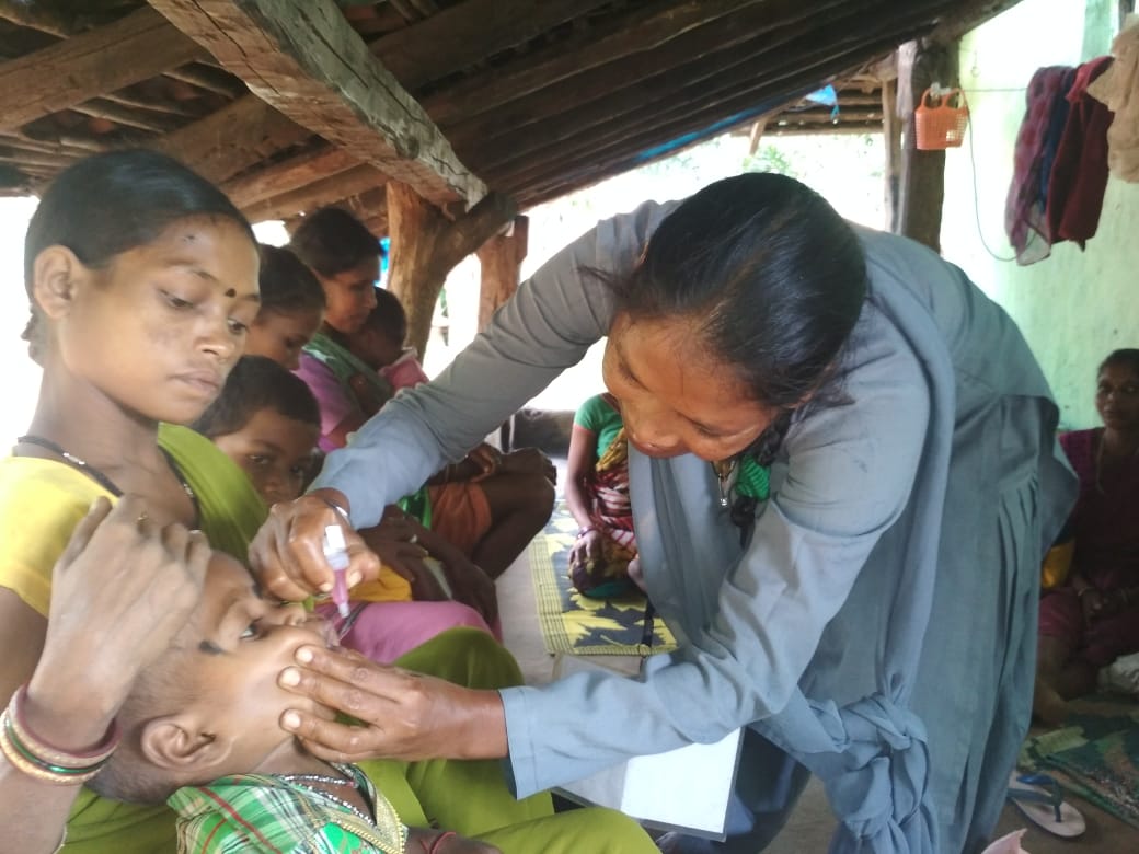अतिसंवेदनशील ग्राम चिकपाल में राष्ट्रीय कृमि मुक्ति कार्यकम में 28 बच्चों सहित 14 किशोरियों को दी कृमि नाशक दवा