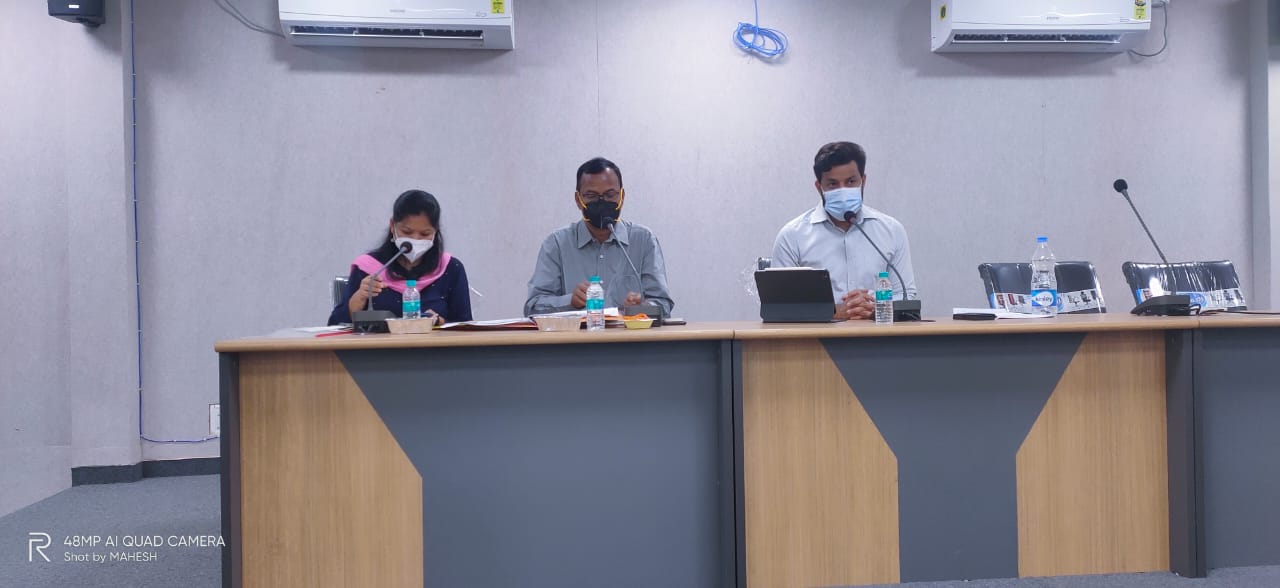कलेक्टर ने बच्चों के टीकाकरण, कोविड टीकाकरण, स्वास्थ्य जांच की स्थिति पर स्वास्थ्यकर्मियों से की चर्चा