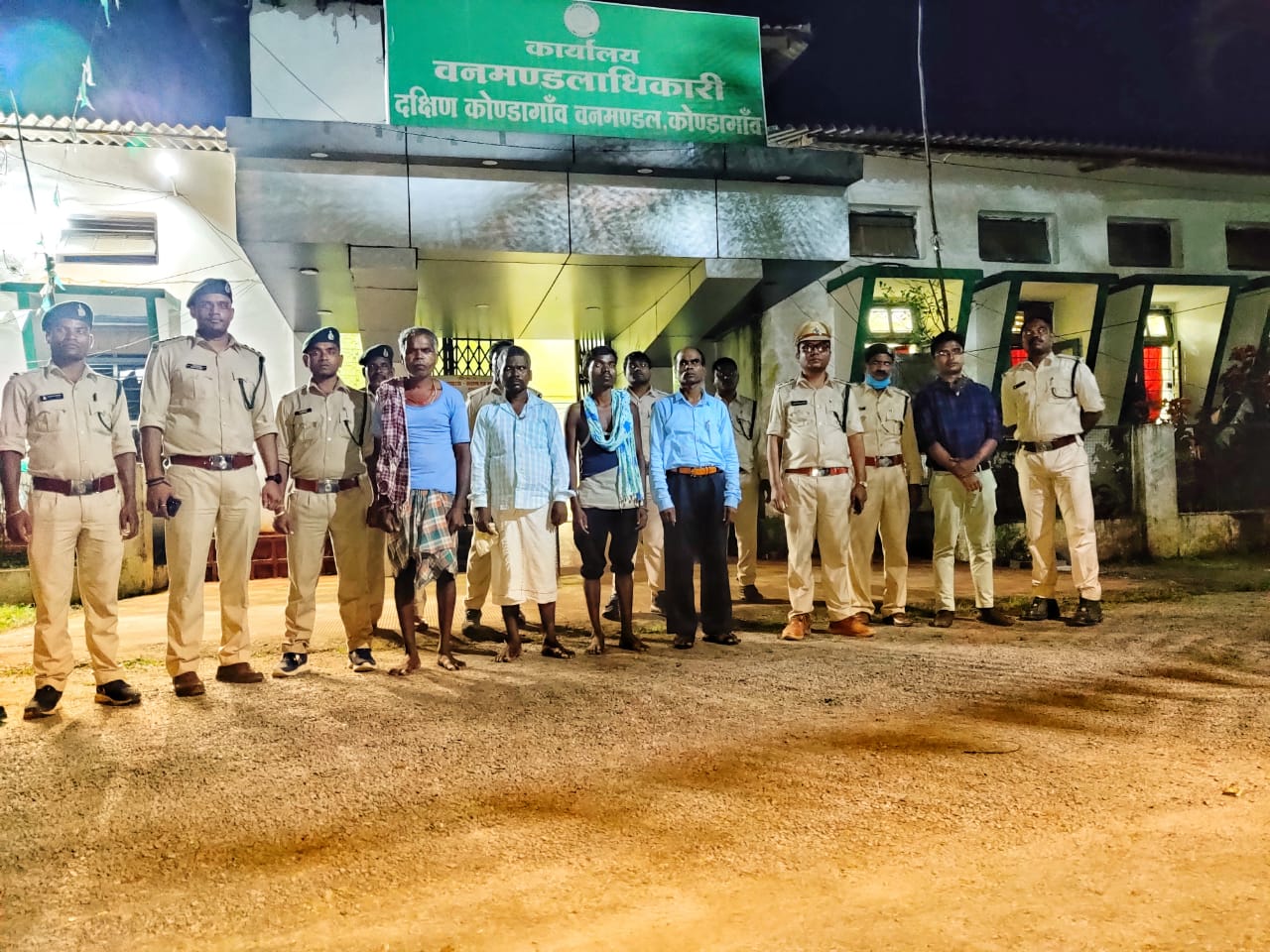 अवैध अतिक्रमणकारी शिक्षक सहित अन्य तीन ग्रामीण सलाखों के पीछे