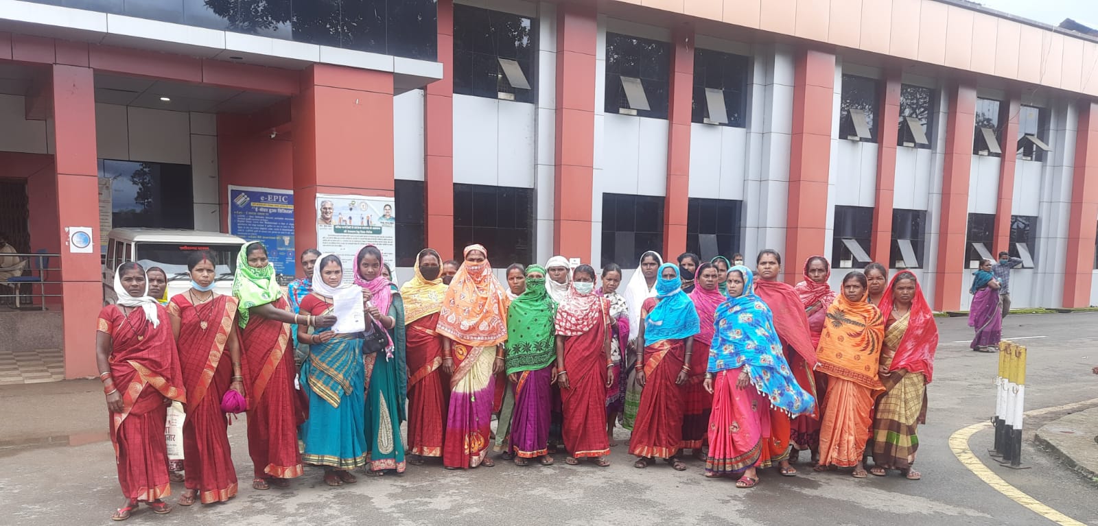 गौठान में कम्पोस्ट विक्रय से आर्थिक स्थिति सुधारने की बजाय कर्ज में डूबते जा रहे महिला समूह