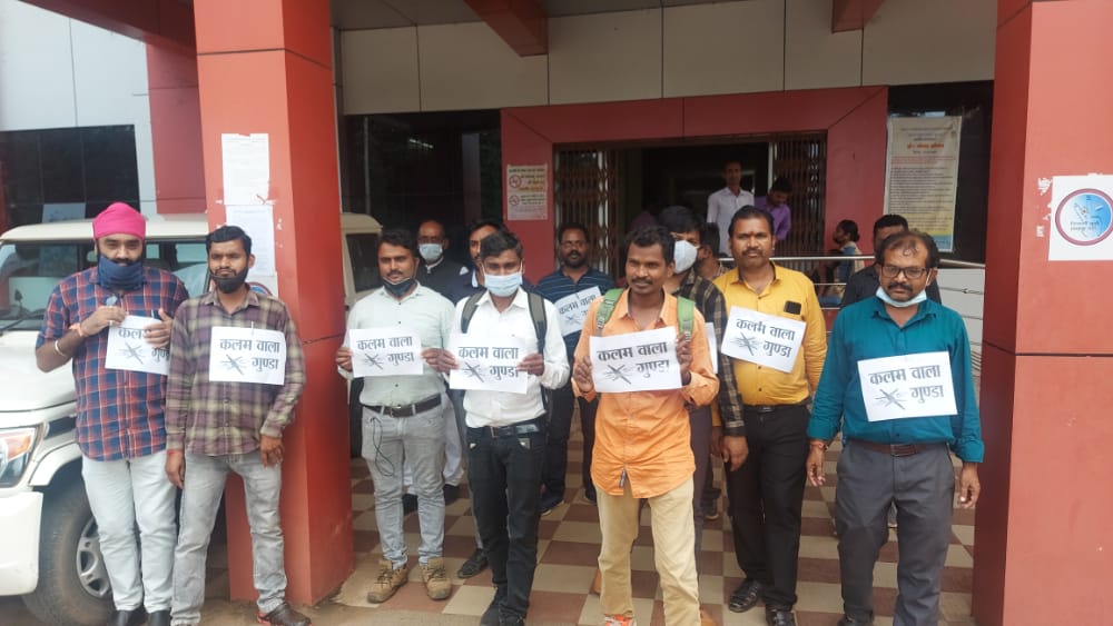 आरोप-प्रत्यारोप,       हाथों में कलम वाला गुंडा की तख्ती लेकर पत्रकारों ने किया प्रदर्शन , सौपा राज्यपाल के नाम ज्ञापन