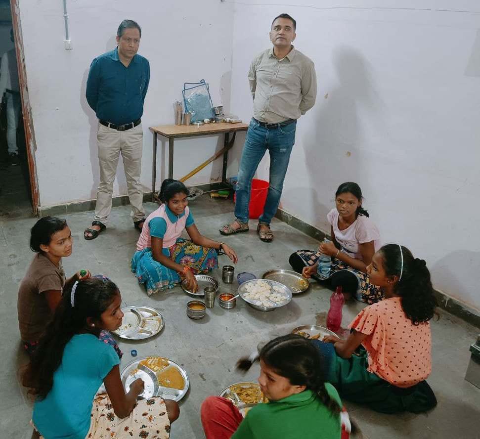 कलेक्टर ने रात्रि में सौ सीटर बालिका छात्रावास का किया निरीक्षण