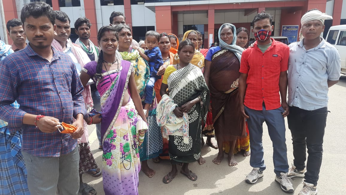 करोड़ों का रूर्बन योजना पर नहीं दे पाए पुल पुलिया ओर सड़क, बालूदुला पारा के ग्रामीण सड़क पुल-पुलिया की मांग को लेकर पहुंचे कलेक्टर कार्यालय