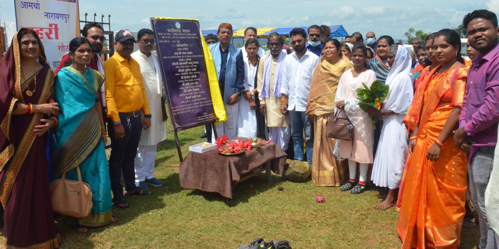 हस्तशिल्प विकास बोर्ड अध्यक्ष एवं विधायक चंदन कश्यप ने गौठान का किया लोकार्पण
