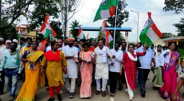 जिला कांग्रेस कोंडागांव ने किया कलेक्ट्रेट घेराव, UP सरकार के खिलाफ जमकर की नारेबाजी