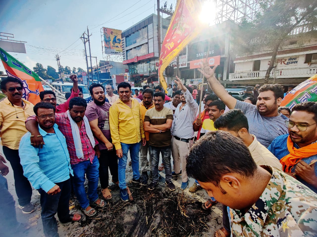 कवर्धा घटना के विरोध में भाजपा युवा मोर्चा ने सीएम बघेल व मंत्री अकबर का फूंका पुतला