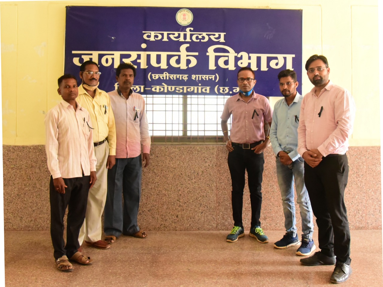 जनसम्पर्क अधिकारी-कर्मचारियों ने काली पट्टी लगाकर किया काम