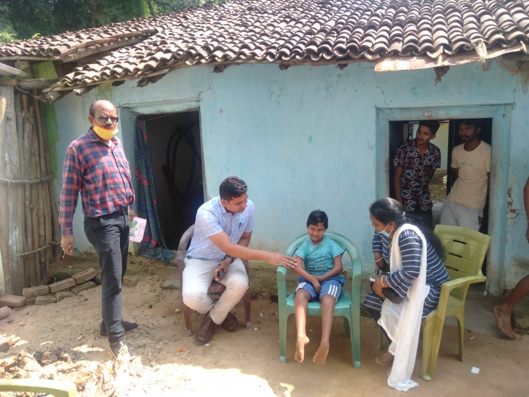 प्रतिभावान दिव्यांग राजेश्वरी के घर पहुंचा प्रशासनिक अमला दी नयी व्हील चेयर हर संभव मदद का दिया आश्वासन