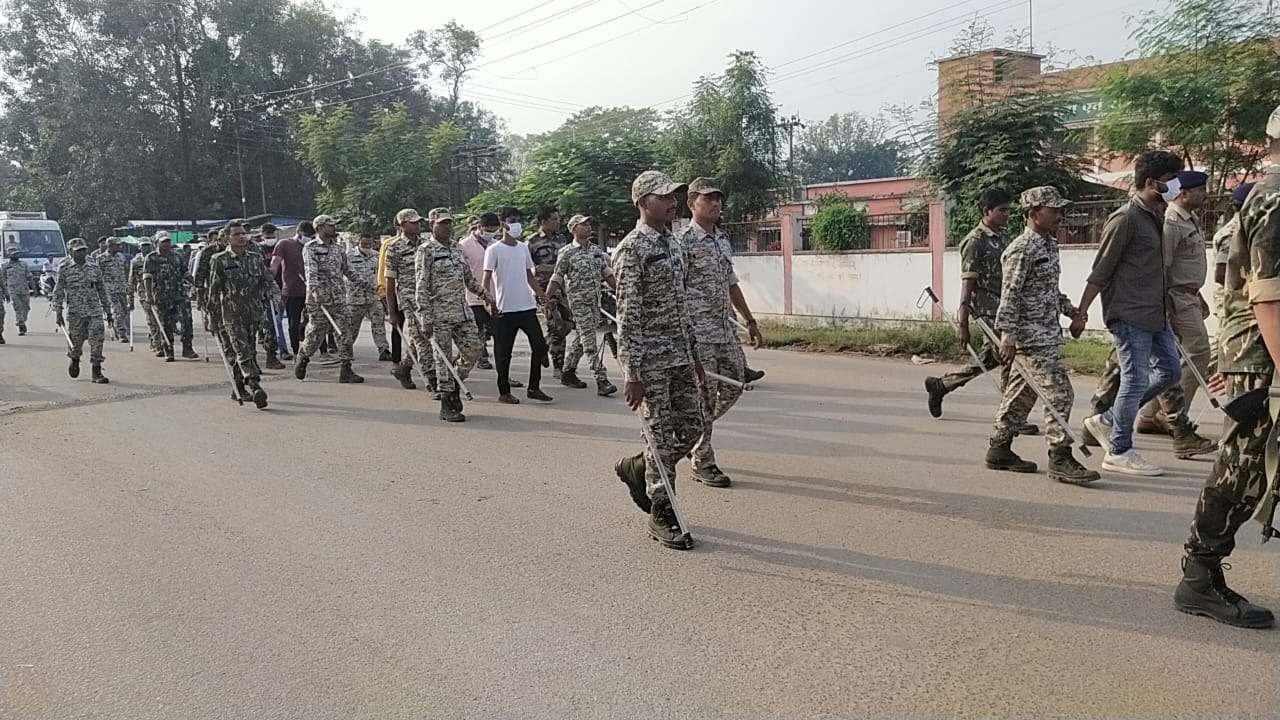 आरोपित युवकों को थाने से न्यायालय तक पुलिस ने लाया कड़ी सुरक्षा घेरा में पैदल