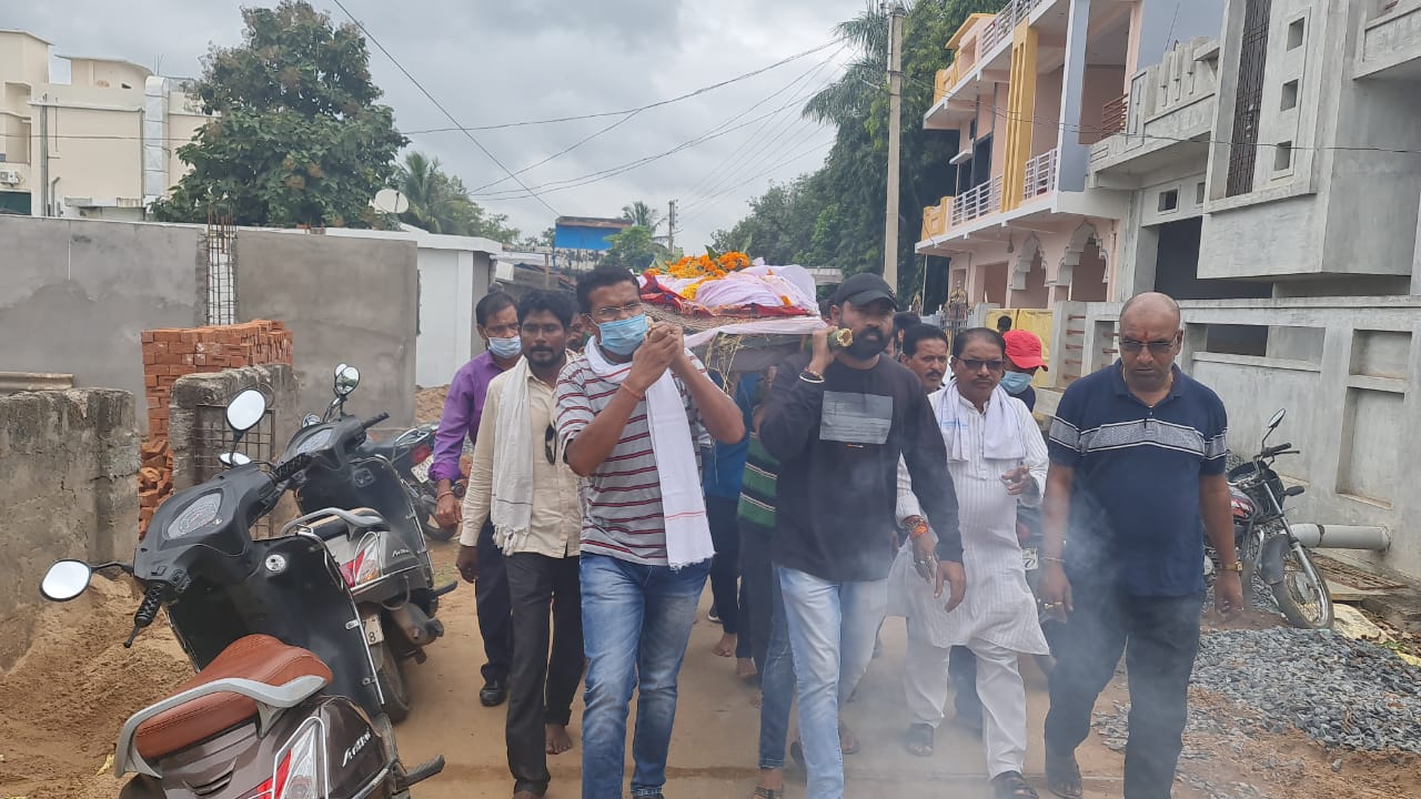 दशहरे की शाम हुई सड़क दुर्घटना में परमेन्द्र साहू व गगनदीप टाक की मौत, शव यात्रा में शामिल हुए विधायक