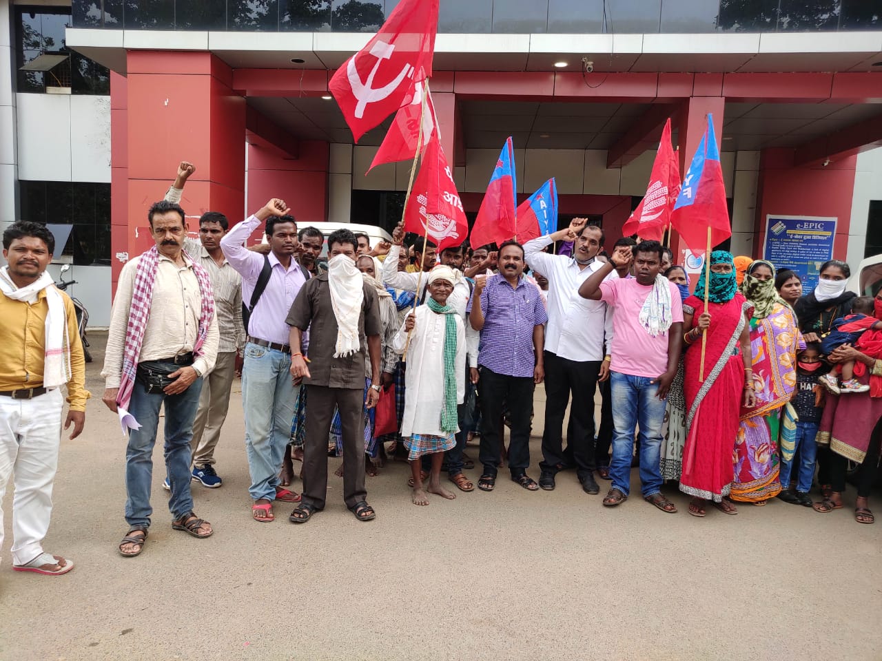 सीपीआई ने धरना देकर कहा निःशुल्क दे ग्रामीण शहरी क्षेत्र का आबादी पट्टा सौंपा ज्ञापन