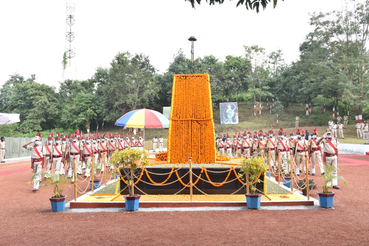 पुलिस स्मृति दिवस’ के अवसर पर कंगोली में  सुन्दरराज पी. पुलिस महानिरीक्षक, बस्तर रेंज जगदलपुर द्वारा कर्तव्य निर्वहन करते हुए अपने प्राणों की आहूति देने वाले देशभर के कुल-377 सुरक्षा बलों के वीर शहीदों की सूची का वाचन किया गया