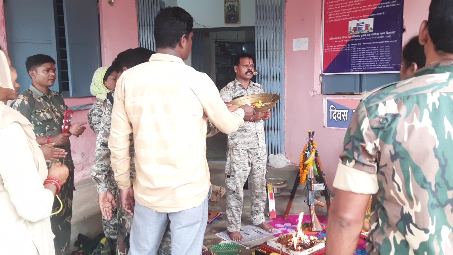 विजयदशमी के दिन पुलिस थाना में हुआ शस्त्र पूजन