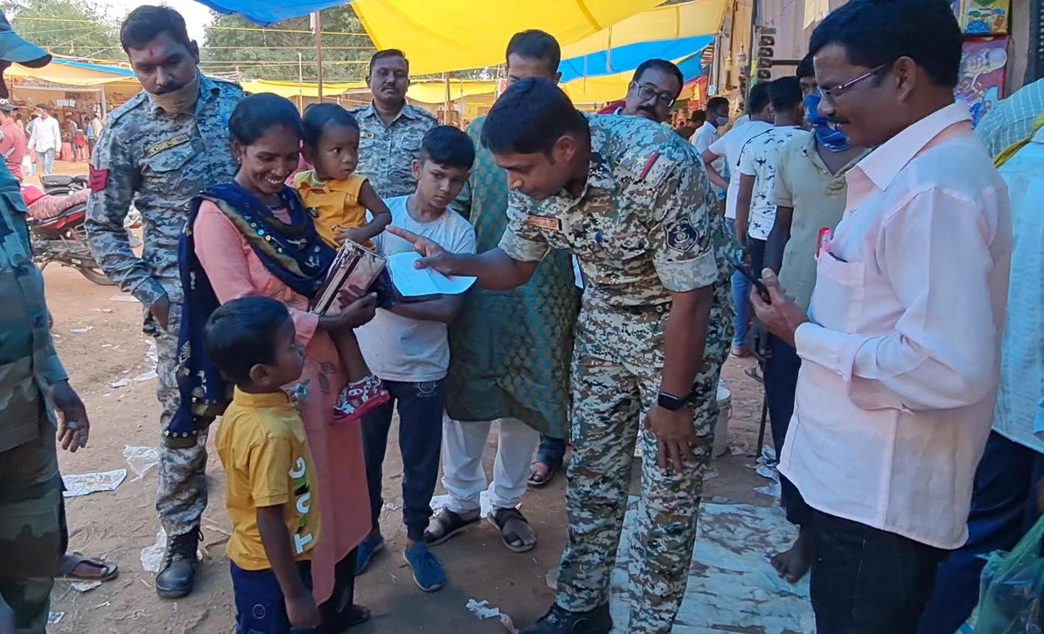 पुलिस ने निभाई अपनी ड्यूटी गुम बालक को परिजनों के सुपुर्द