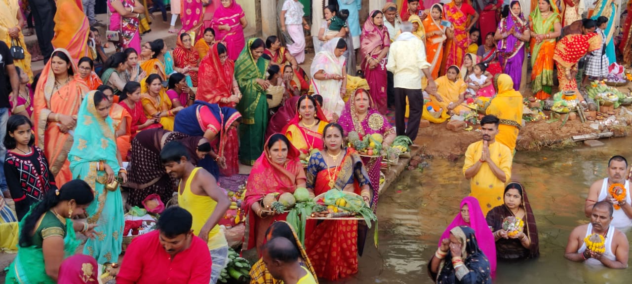 निर्जला व्रत रखकर बंधा तालाब में छठ व्रतधारियों ने अस्ताचलगामी सूर्य को दिया अर्ध्य