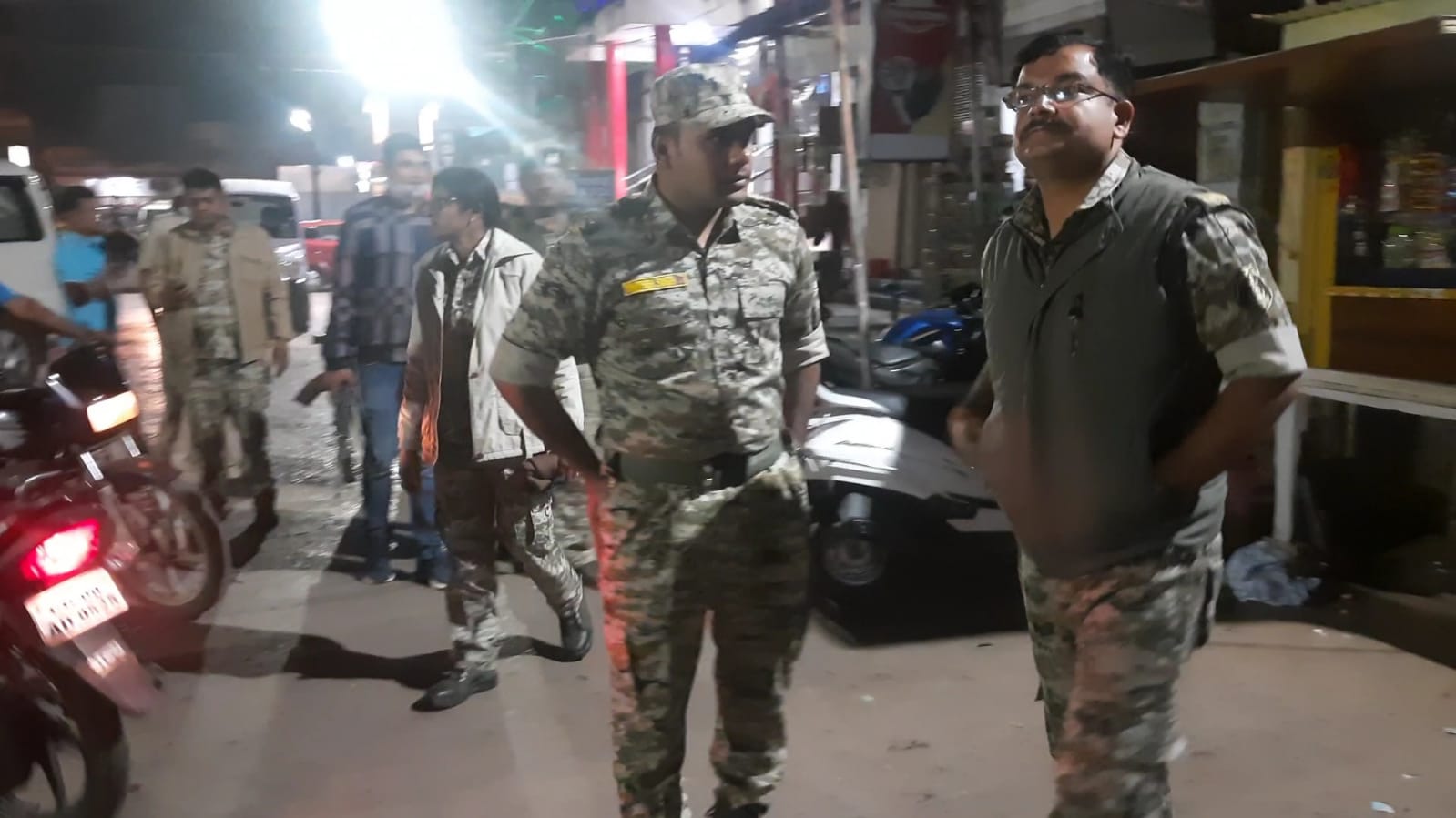 अपराध की रोकथाम व नागरिकों की सुरक्षा के लिए जिला पुलिस बल रात्रि गस्त में