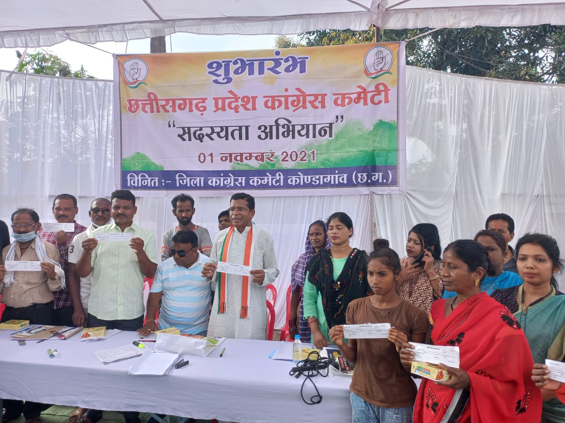 पीसीसी अध्यक्ष मोहन मरकाम ने अपने वार्ड के कांग्रेसियों संग ग्रहण की कांग्रेस की सदस्यता
