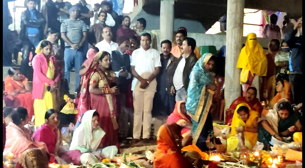 उदीयमान सूर्यदेव को अर्घ्यदान के साथ सम्पन्न हुआ छठ महापर्व, श्रद्धालुओं के बीच पहुंचे पीसीसी चीफ मोहन मरकाम