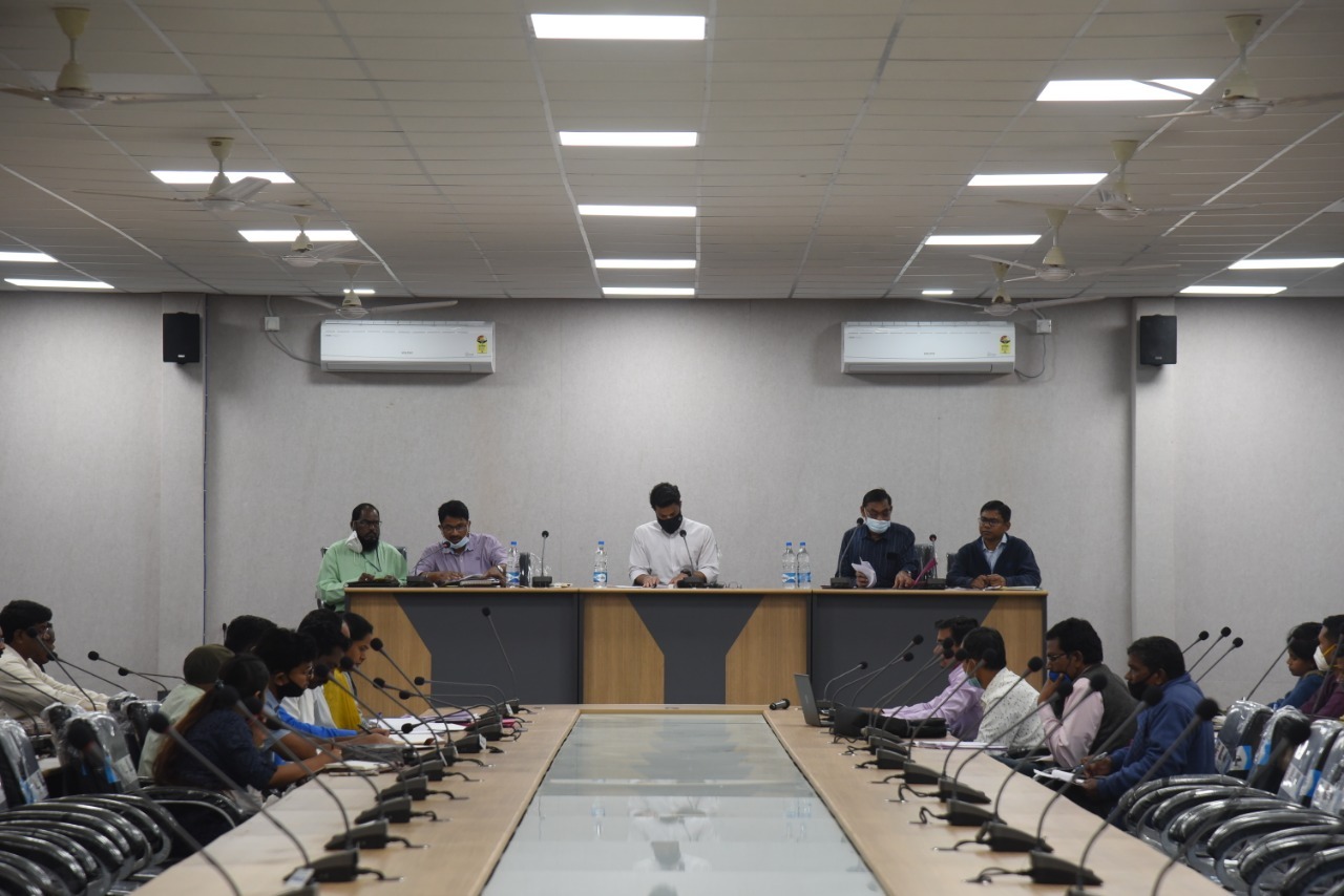 धान एवं मक्का उपार्जन के पूर्व समितियों के अध्यक्ष एवं प्रबंधकों की कलेक्टर ने ली बैठक