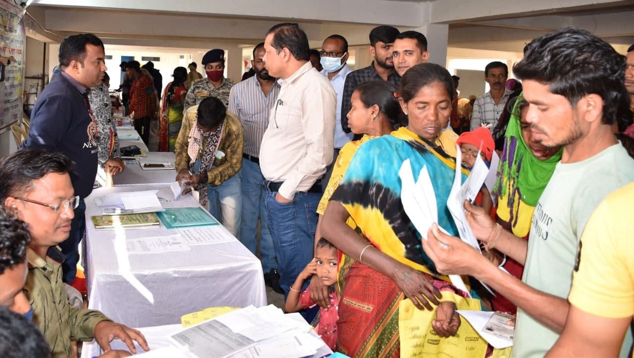 कलेक्टर की विशेष पहल पर नक्सल हिंसा पीड़ित परिवारों के लिए लगा समस्या निवारण शिविर