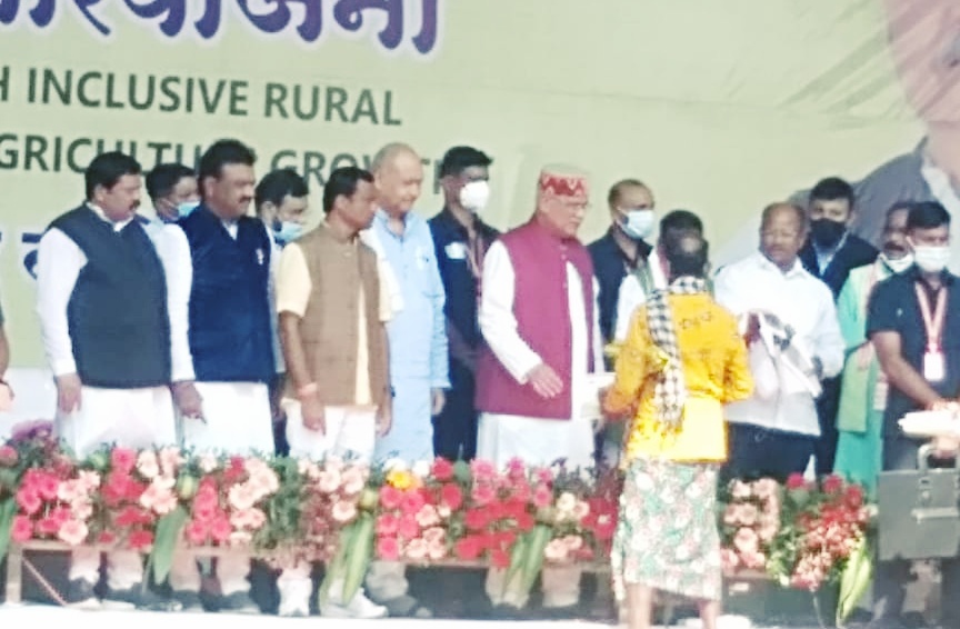 मुख्यमंत्री ने जिले के परदेशीन माता स्व-सहायता समूह एवं कृषक अभिमन्यु व सीबो का किया सम्मान