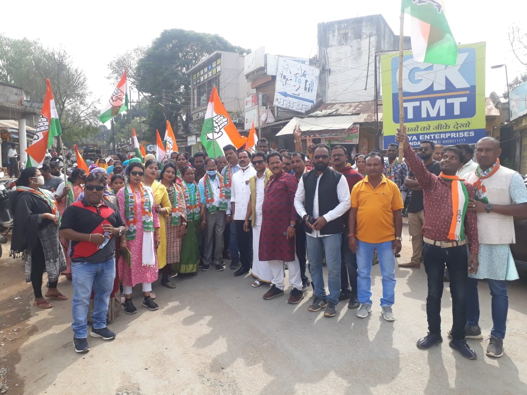 कांग्रेस ने शक्ति प्रदर्शन कर दाखिल किया नामांकन
