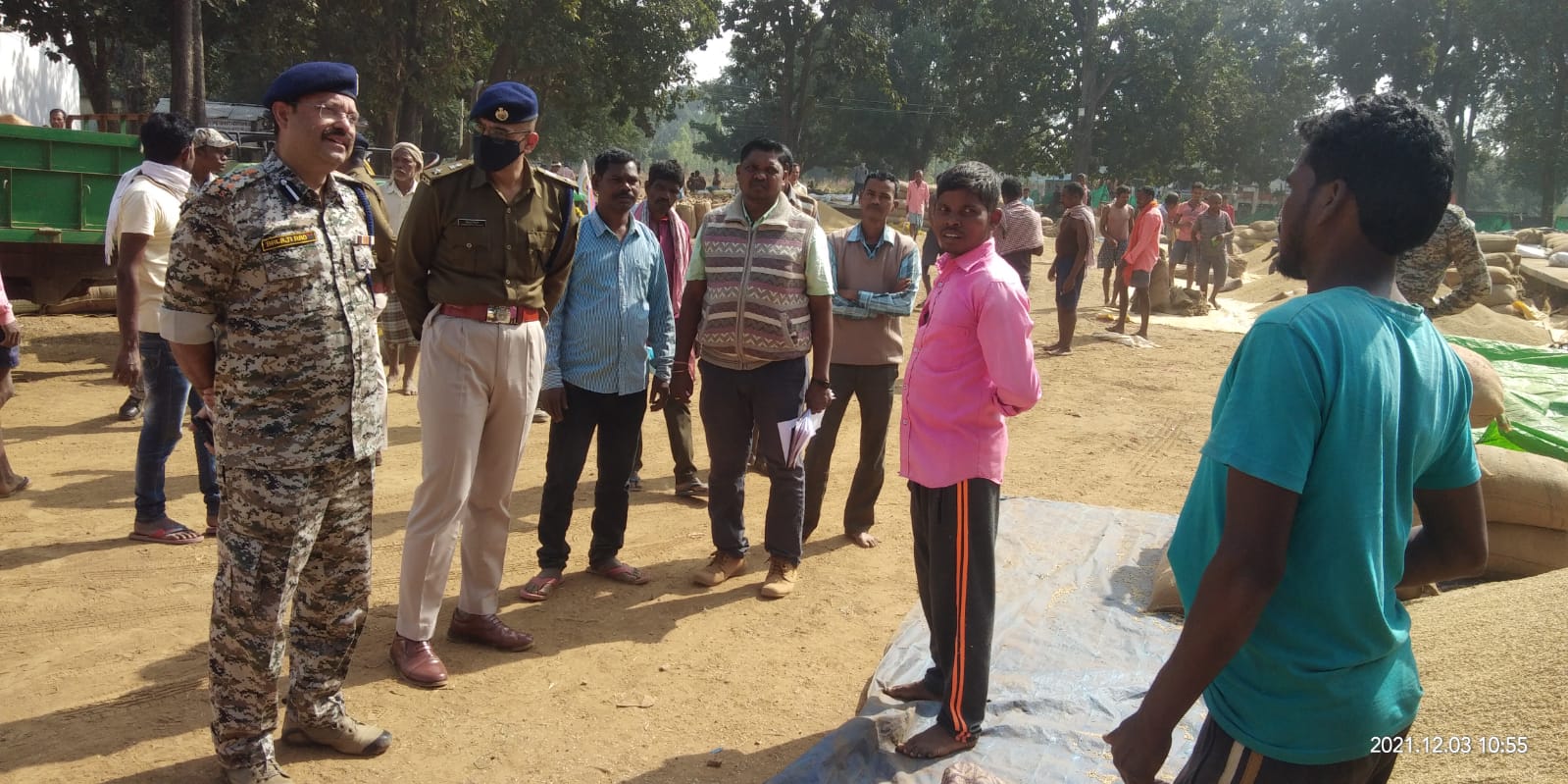 डी. आई. जी. काकेंर एवं एसपी कोण्डागांव द्वारा किया गया धान खरीदी केन्द्रों की सुरक्षा व्यवस्था का निरीक्षण