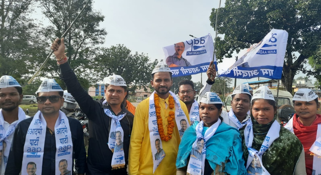 आम आदमी पार्टी के प्रत्याशी ने पार्षद चुनाव के लिए भरा पर्चा